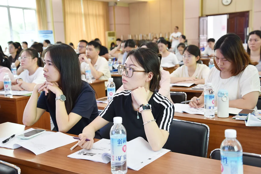 学员们全神贯注，认真聆听讲师授课