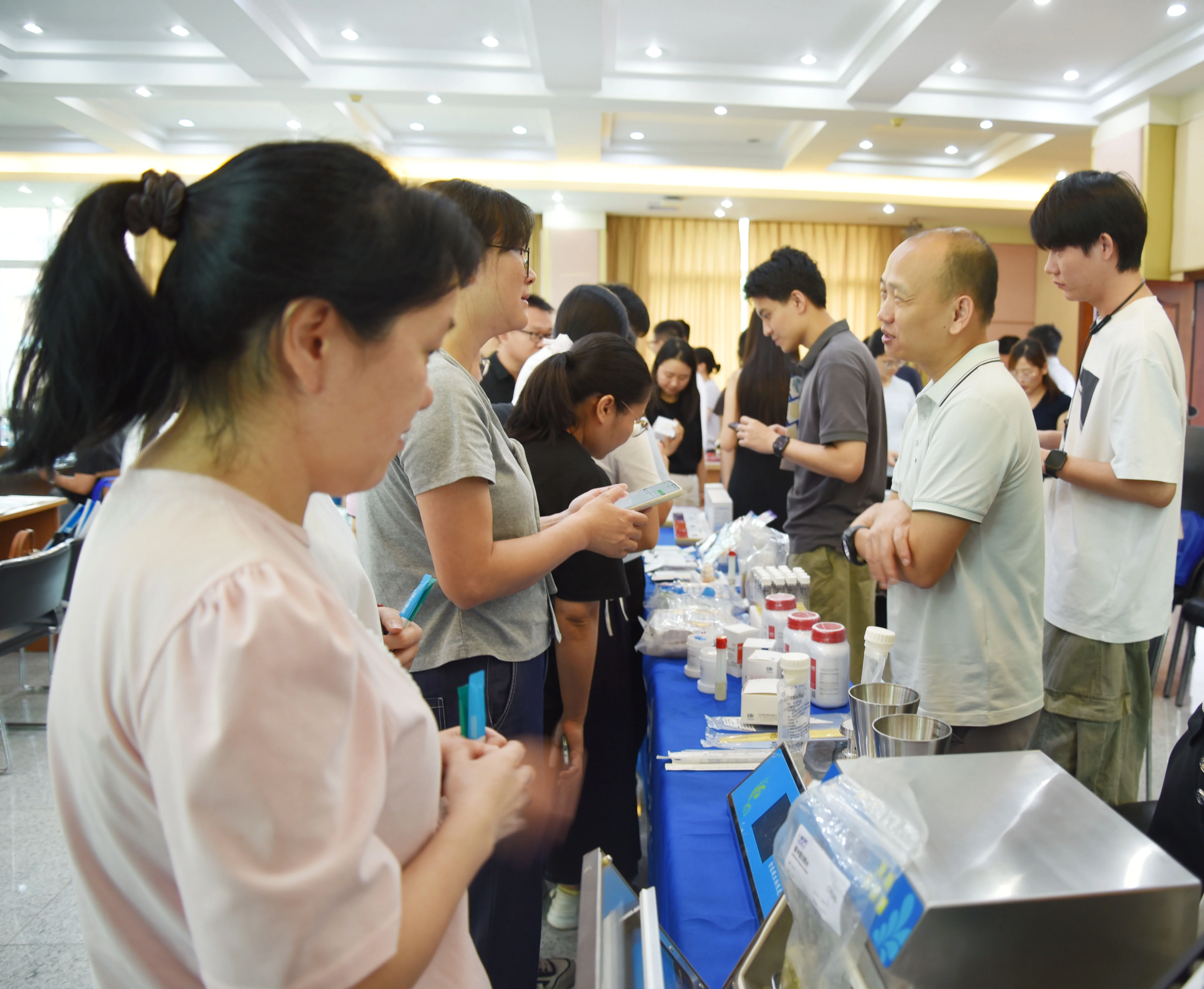 技术产品引驻足，供需对接零距离