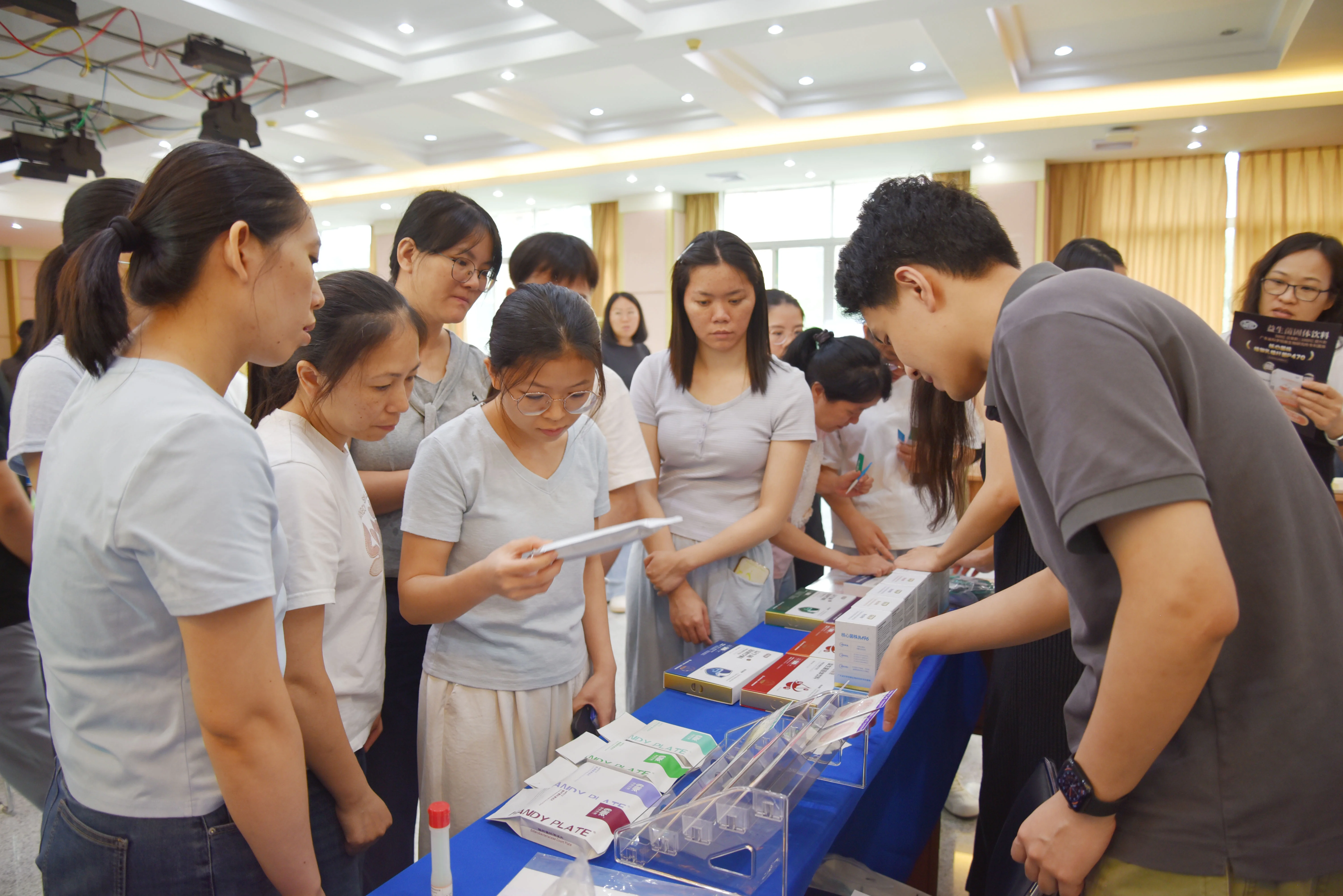 展览现场交流氛围浓厚，学员咨询络绎不绝，参展产品凭借其专业性与实用性获得广泛关注与好评